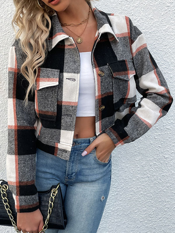Cropped checked jacket with a pointed collar and two flap pockets