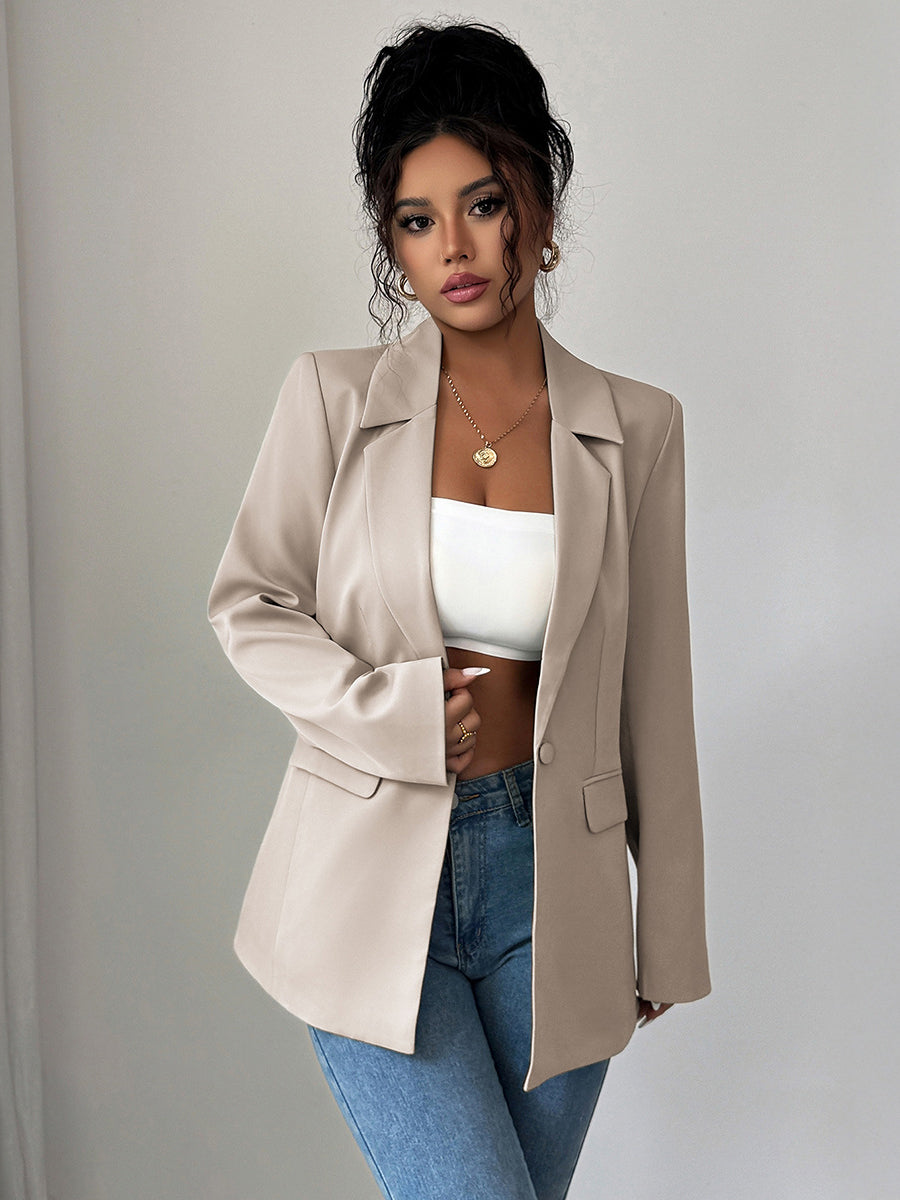 Relaxed blazer with a notch lapel and two flap pockets in apricot