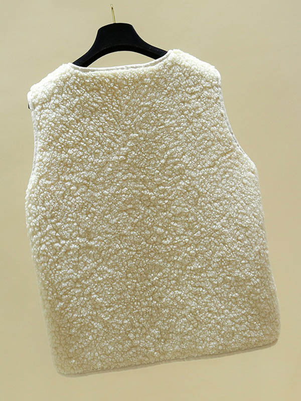 Sleeveless teddy gilet with a round neck and two patch pockets