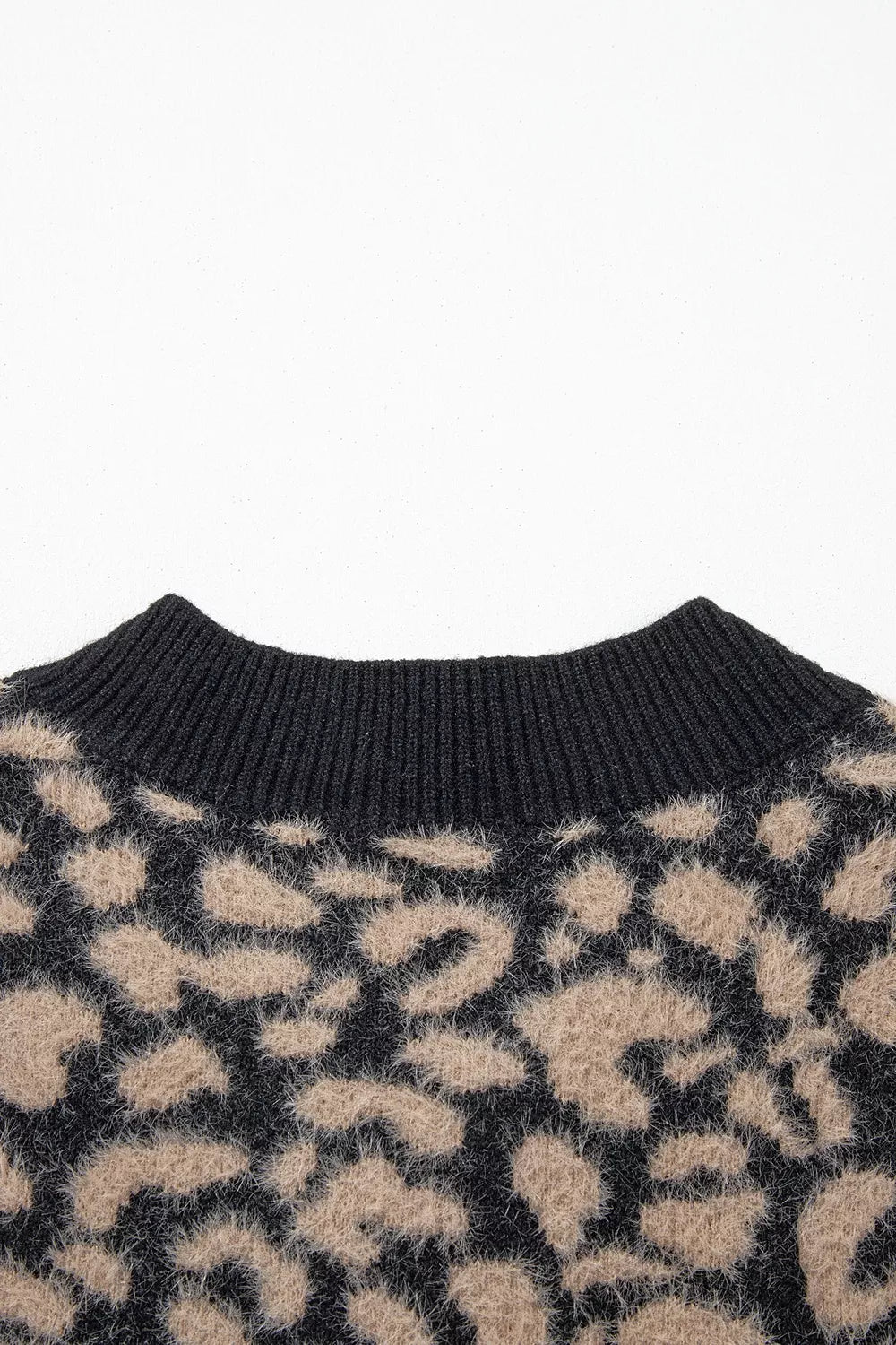 Women's leopard print knitted vest - detail