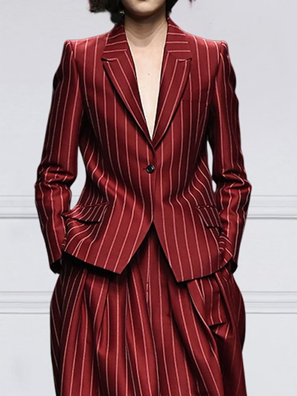 Striped blazer with a notched lapel and a single button in wine red