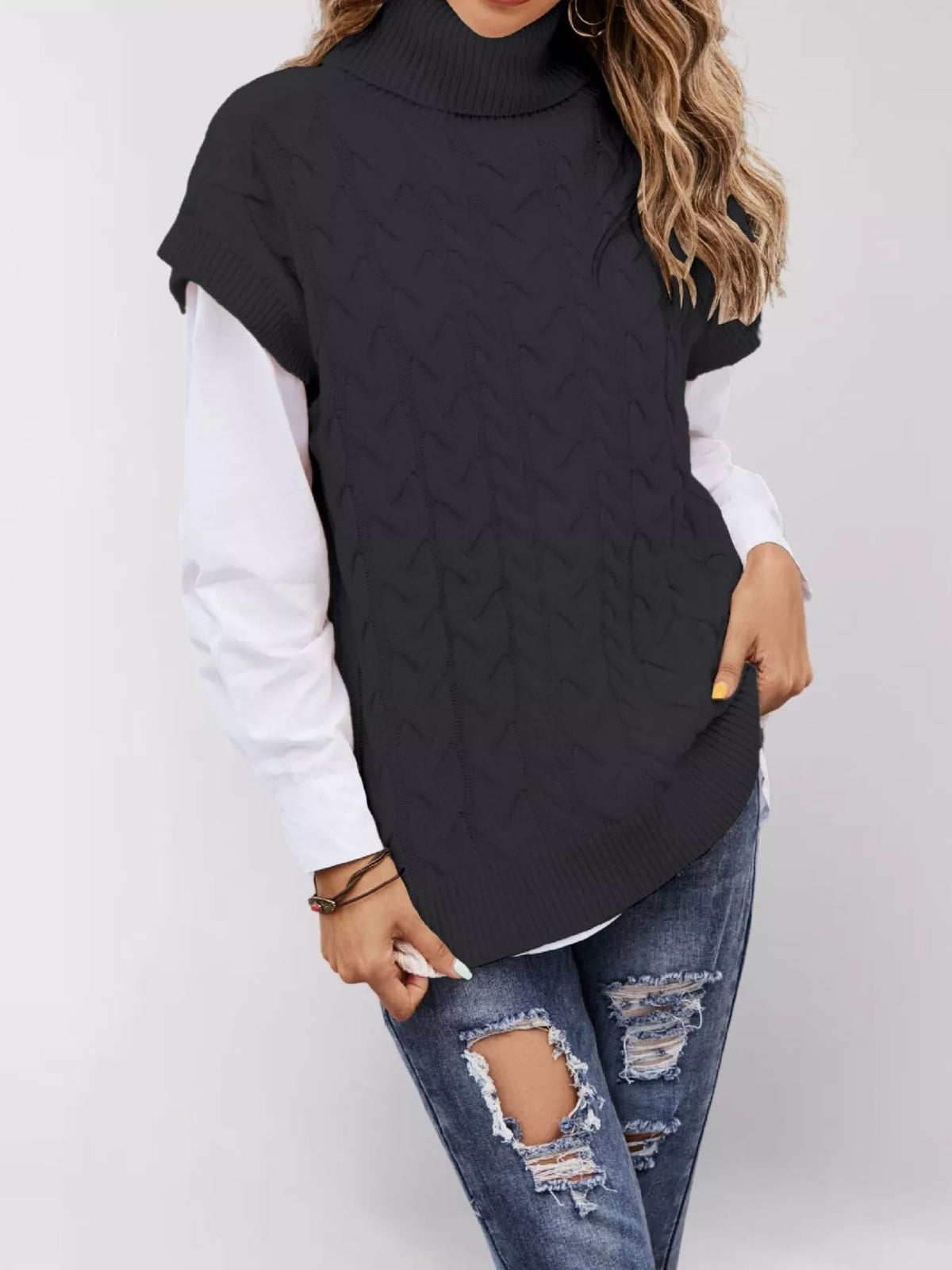 Women's chunky cable knit jumper - detail