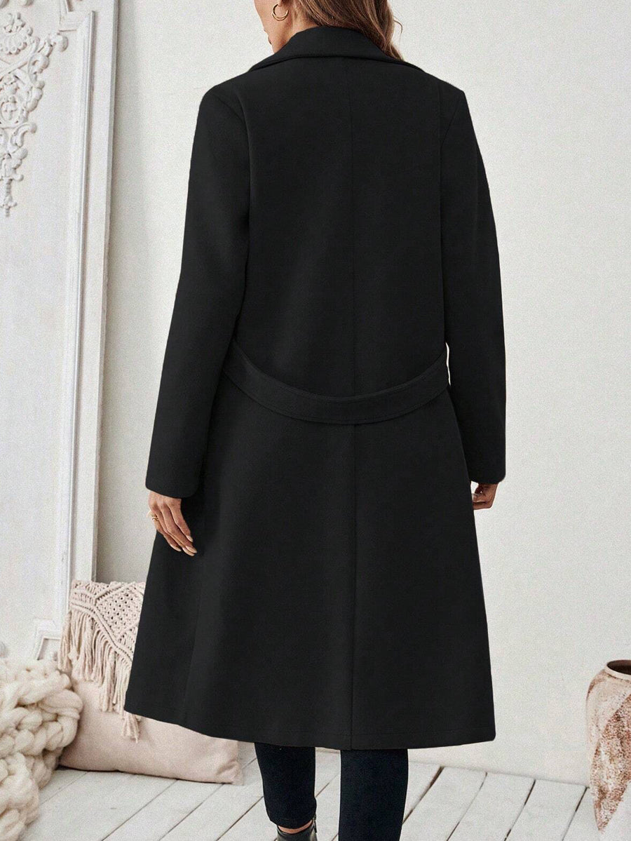 Longline coat with a wide notch lapel and a button at the waist