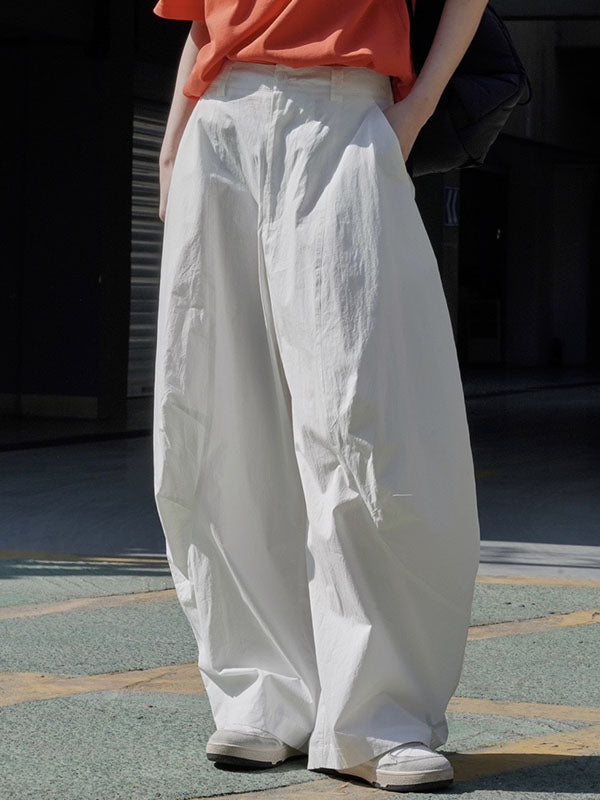 Wide-leg barrel trousers in cotton with curved knee seams in off white