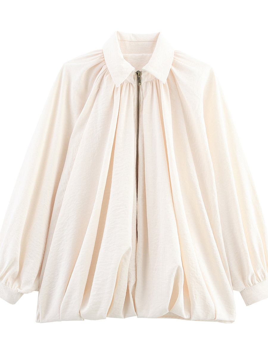 Cape jacket falling in soft pleats with a zip front and pointed collar in apricot