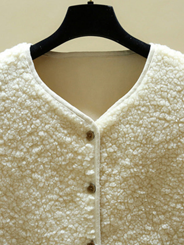 Sleeveless teddy gilet with a round neck and two patch pockets