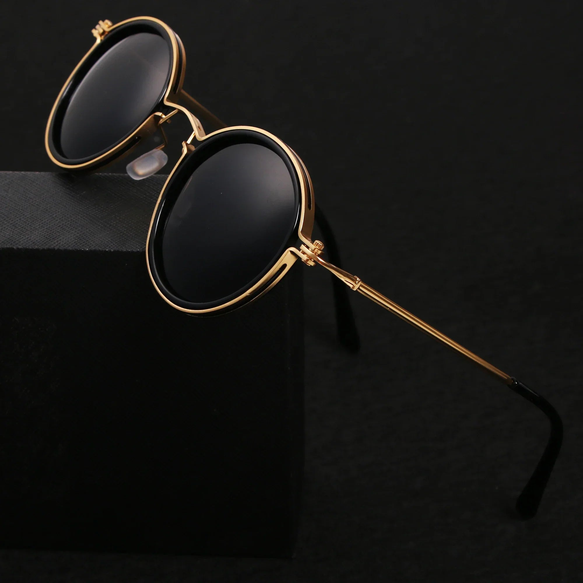 Unisex Marlowe Metal Sunglasses – UV400 Outdoor Style – lifestyle shot