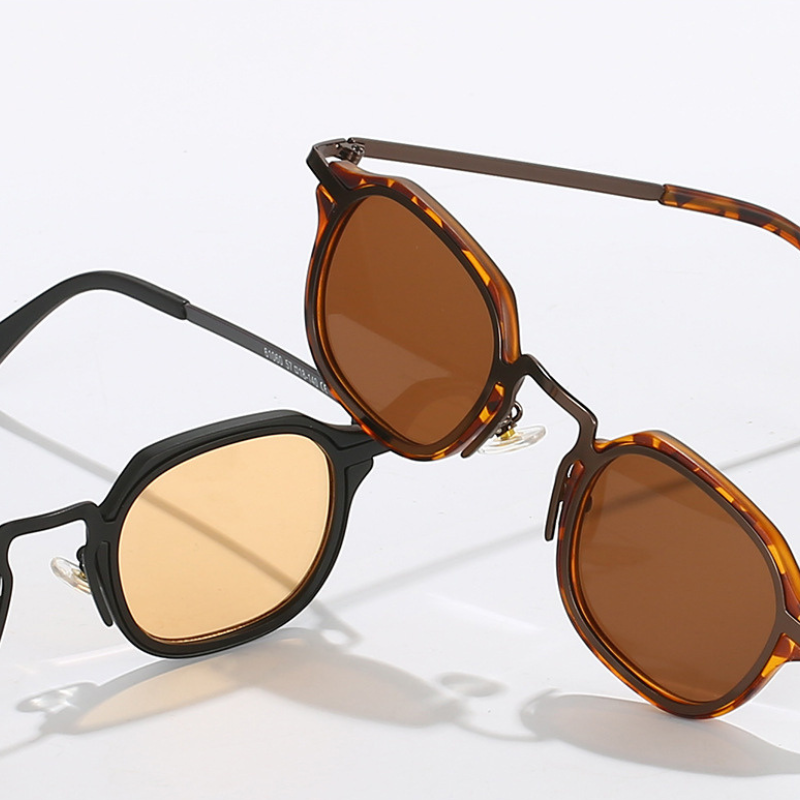 Unisex Toby Aluminium Sunglasses – UV400 Comfortable – lifestyle shot