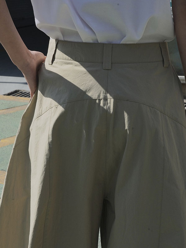 Wide-leg barrel trousers in cotton with curved knee seams