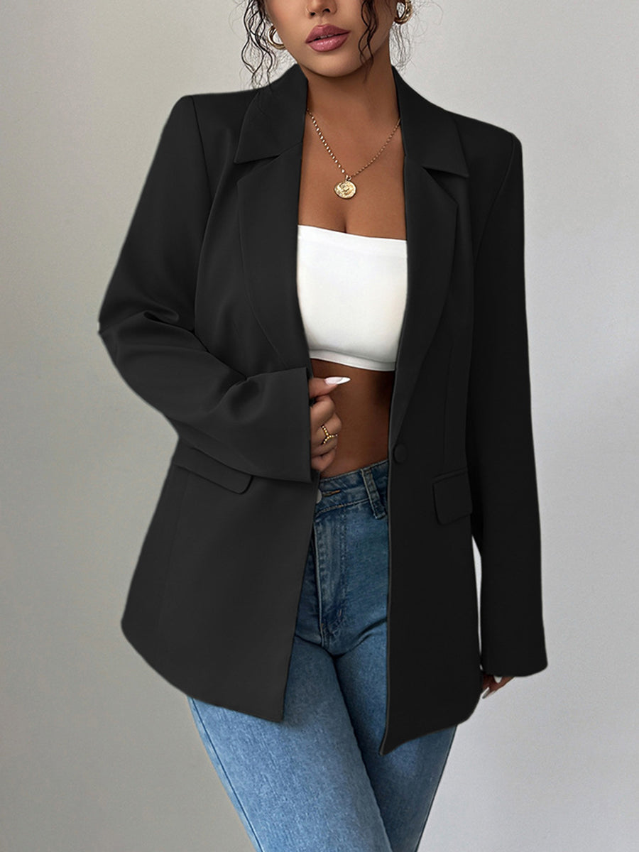 Relaxed blazer with a notch lapel and two flap pockets in black