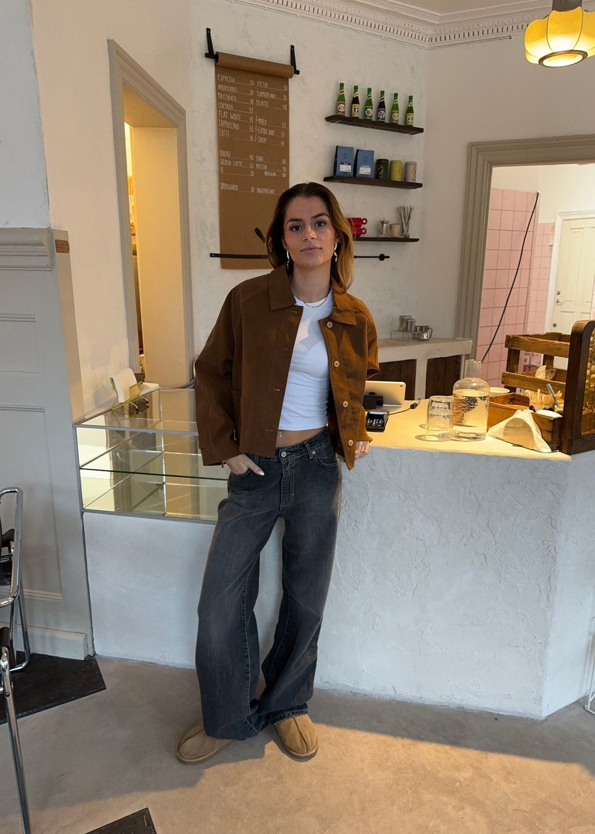 Boxy cropped jacket for women with shirt collar, button front and cuff tabs