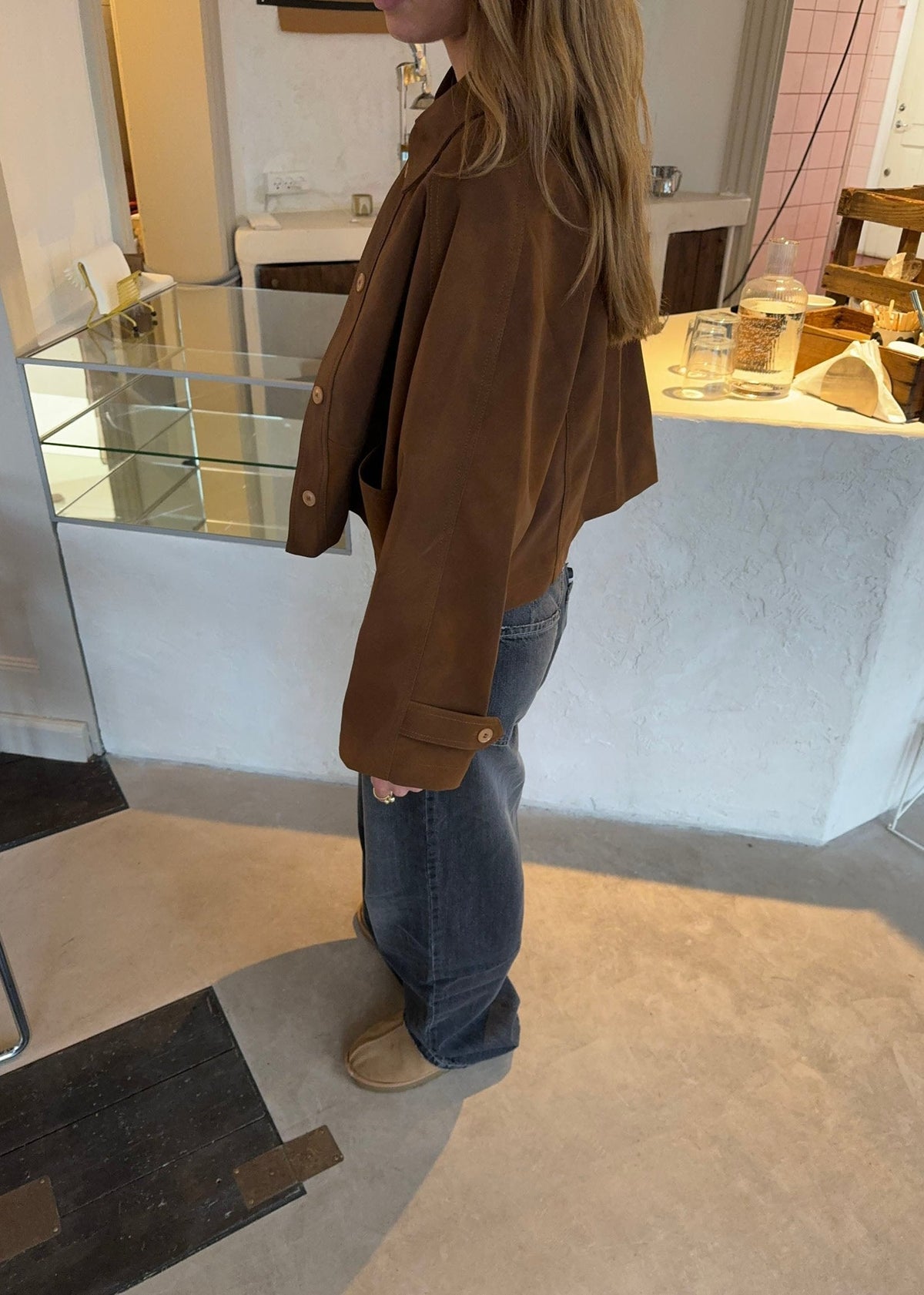 Boxy cropped jacket for women with shirt collar, button front and cuff tabs