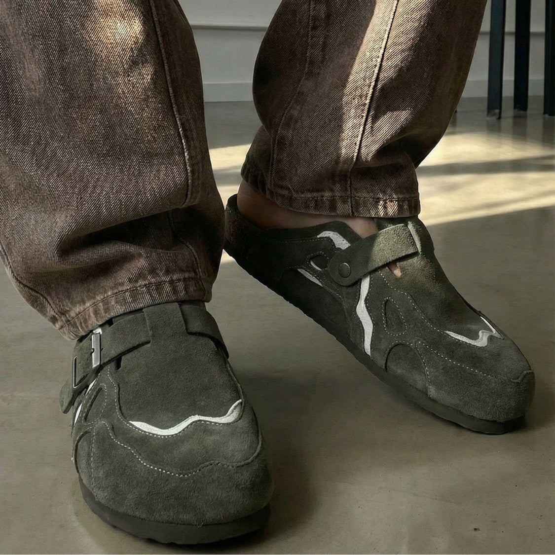 Clogs with a wavy contrast pattern and heel strap for women and men - view 4
