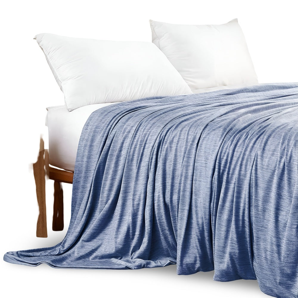 Cotton cooling blanket of 130 x 150 cm over a bed - heather blue