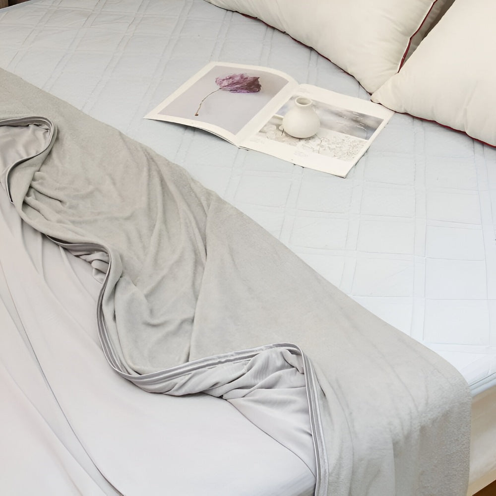Cotton cooling blanket of 130 x 150 cm over a bed - view 5