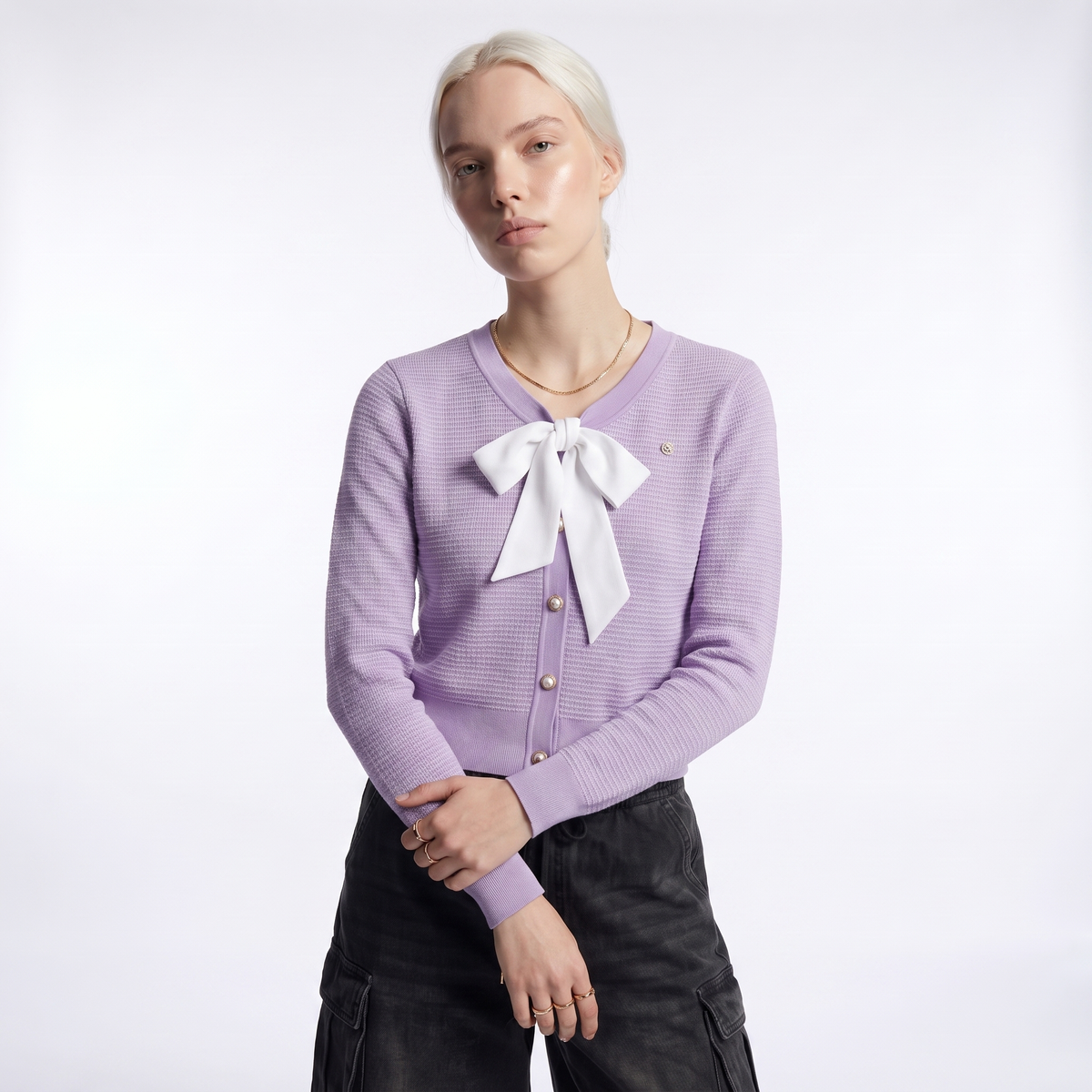 Women's cropped cardigan with a white bow at the V-neck and pearl-look buttons - lilac