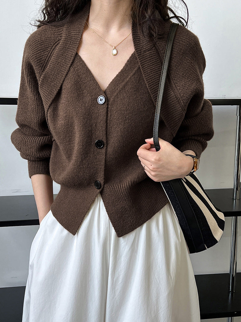 Women's cropped cardigan with a V-neck, wide ribbed collar and pointed hem