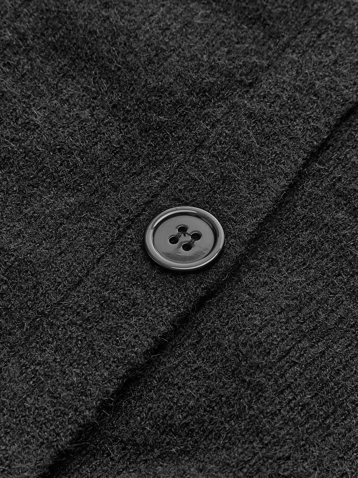 Women's cropped cardigan with a V-neck, wide ribbed collar and pointed hem