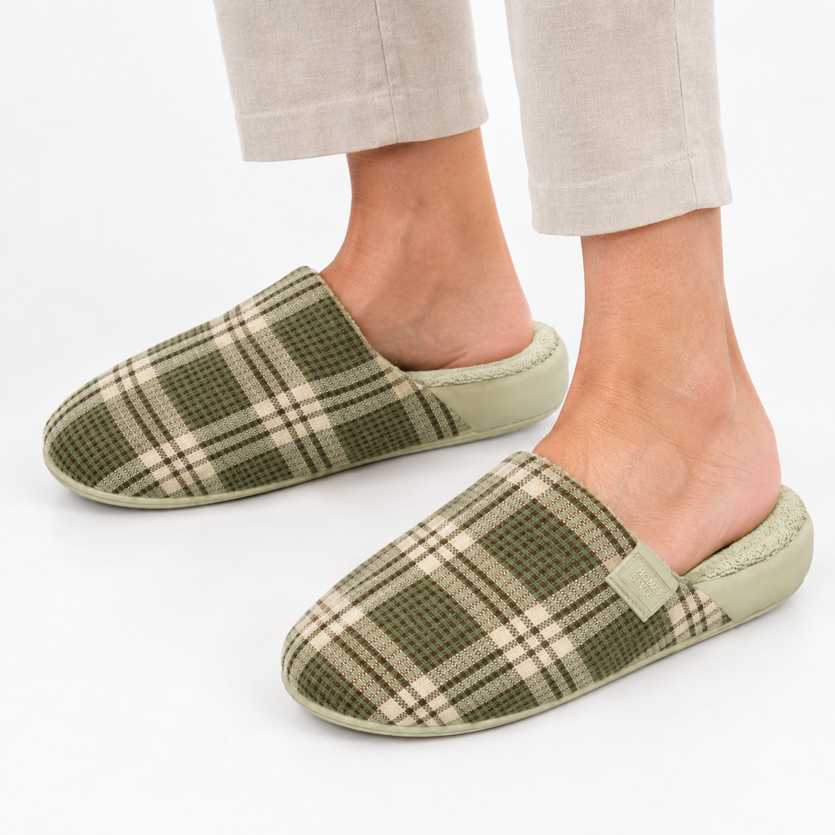 Unisex checked mule slippers with a fleece lining and a thick sole