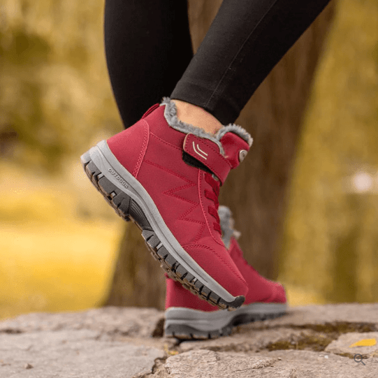 Unisex winter boots with a velcro strap over the lace and a fur lining