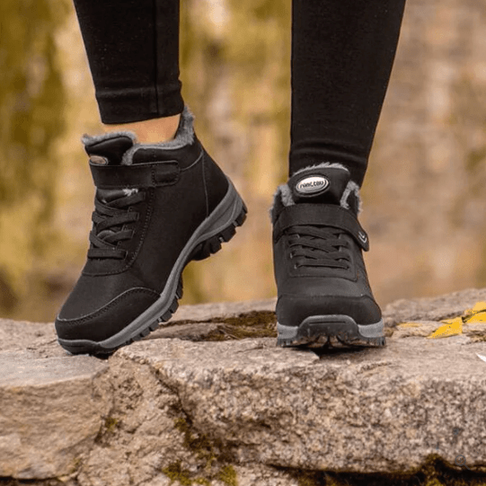 Unisex winter boots with a velcro strap over the lace and a fur lining