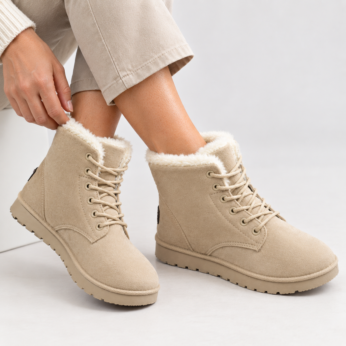 Lace-up winter ankle boots in a suede look with a faux fur collar