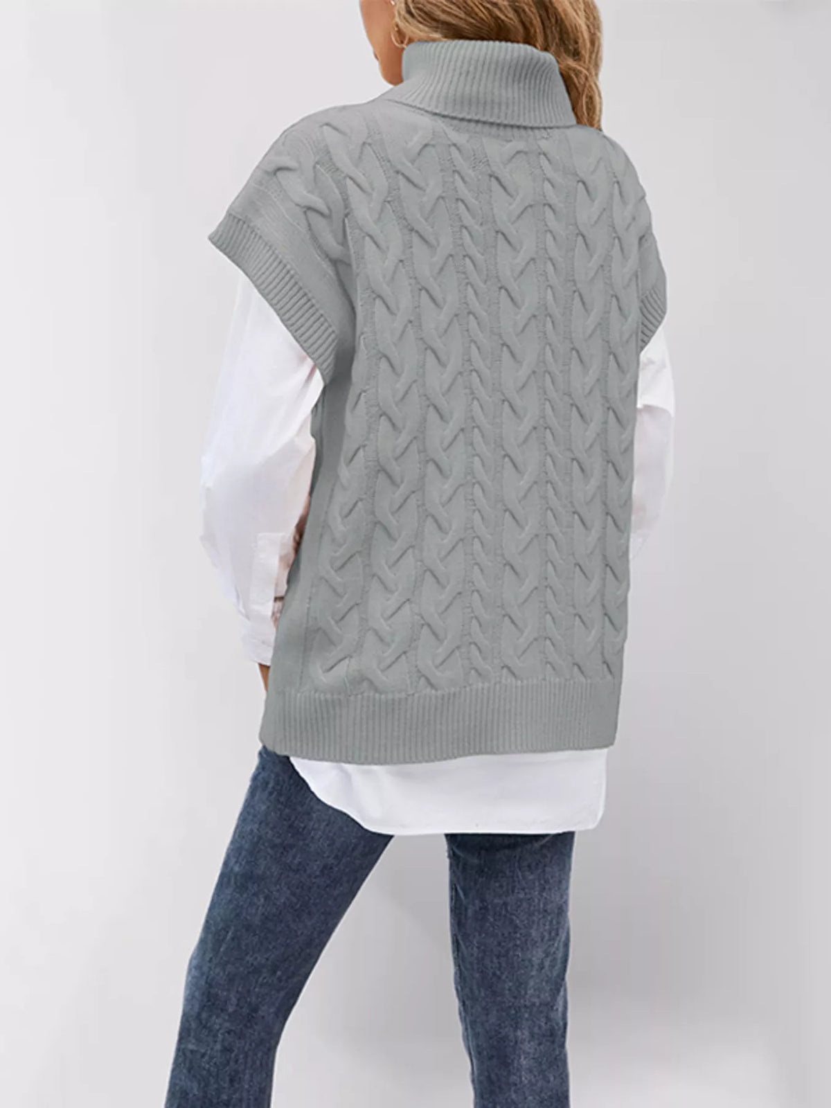 Women's chunky cable knit jumper - detail