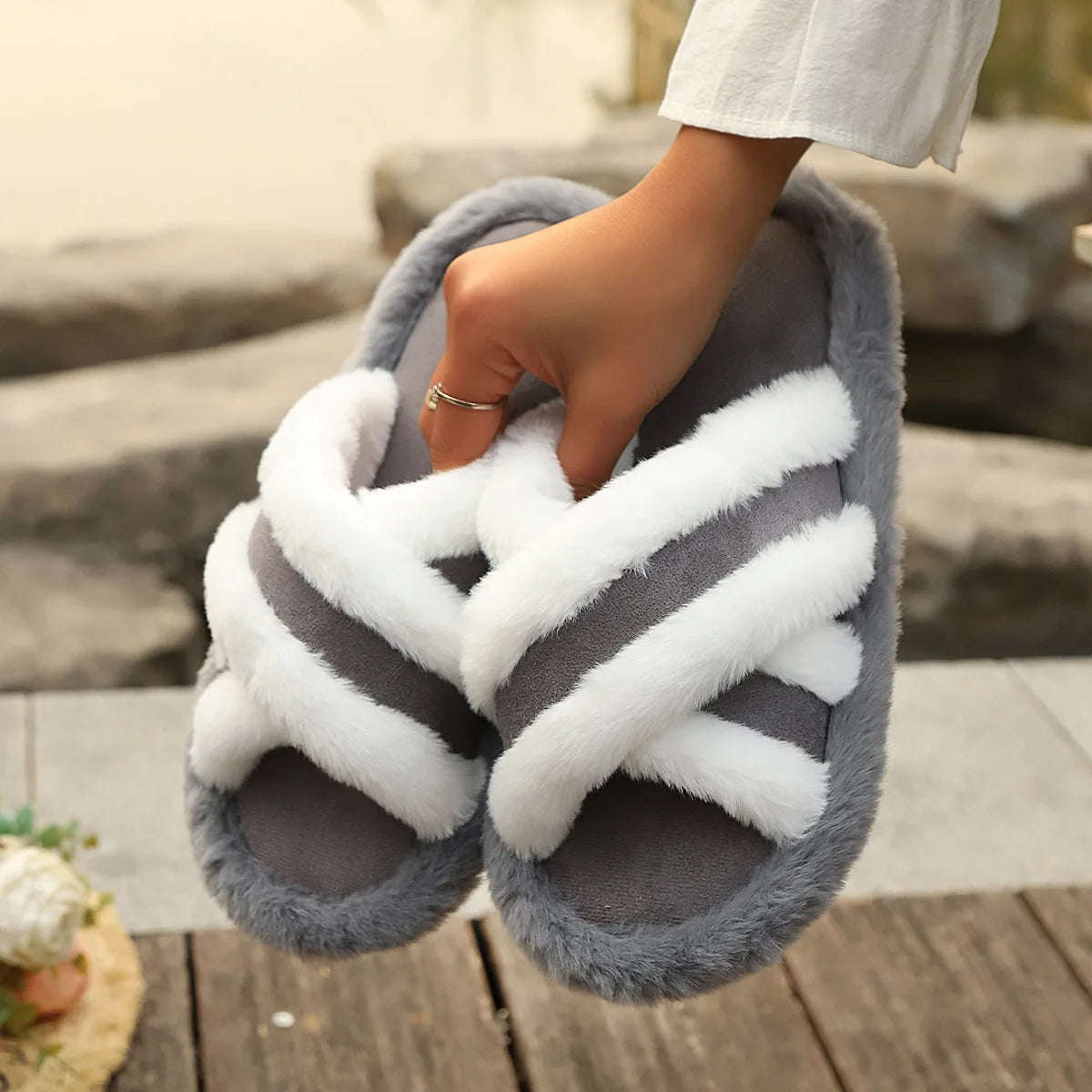 Mule slippers with crossed faux fur straps and a plush rim - grey