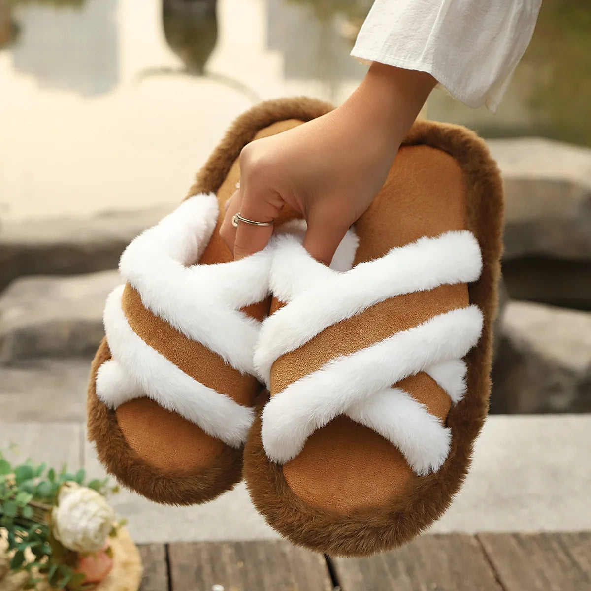 Mule slippers with crossed faux fur straps and a plush rim - view 6