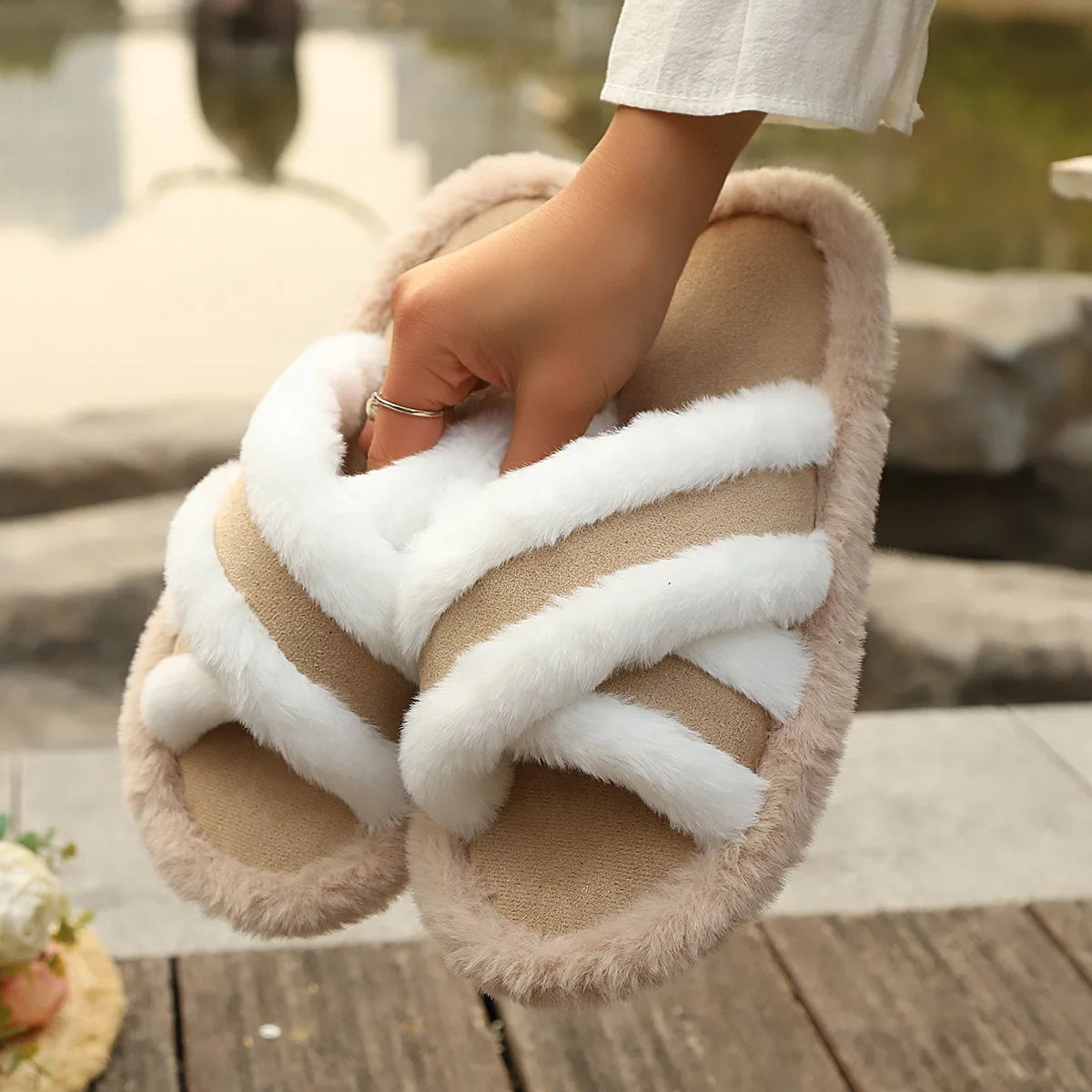 Mule slippers with crossed faux fur straps and a plush rim - beige