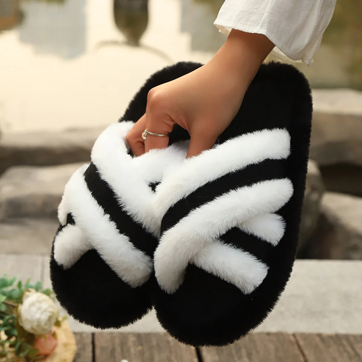 Mule slippers with crossed faux fur straps and a plush rim - black