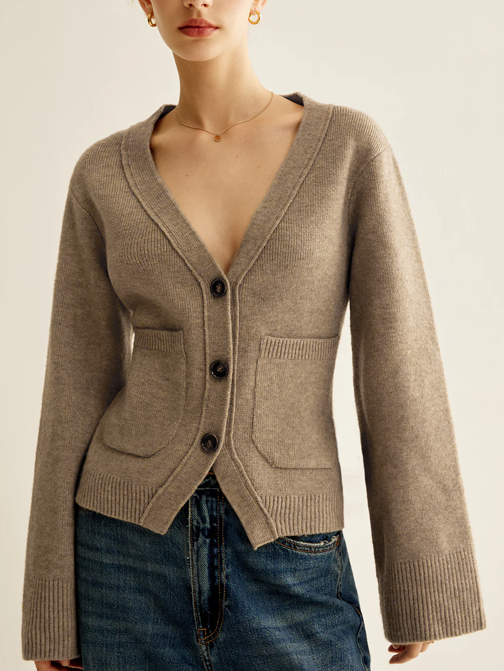 Women's fitted V-neck cardigan with flared sleeves and patch pockets - taupe