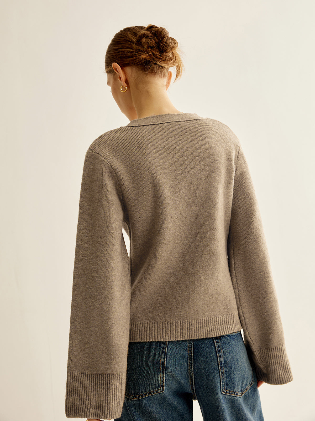 Women's fitted V-neck cardigan with flared sleeves and patch pockets