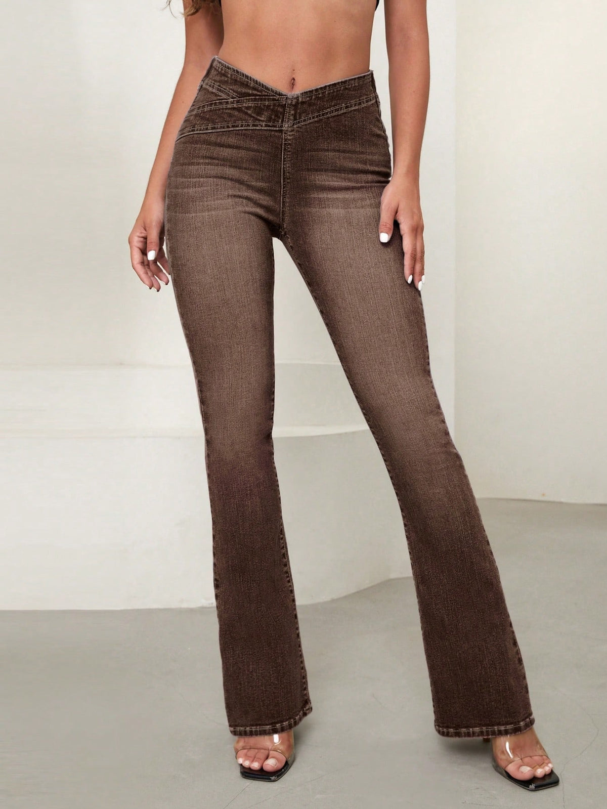 Flared jeans for women with a V-shaped waistband and stretch - brown
