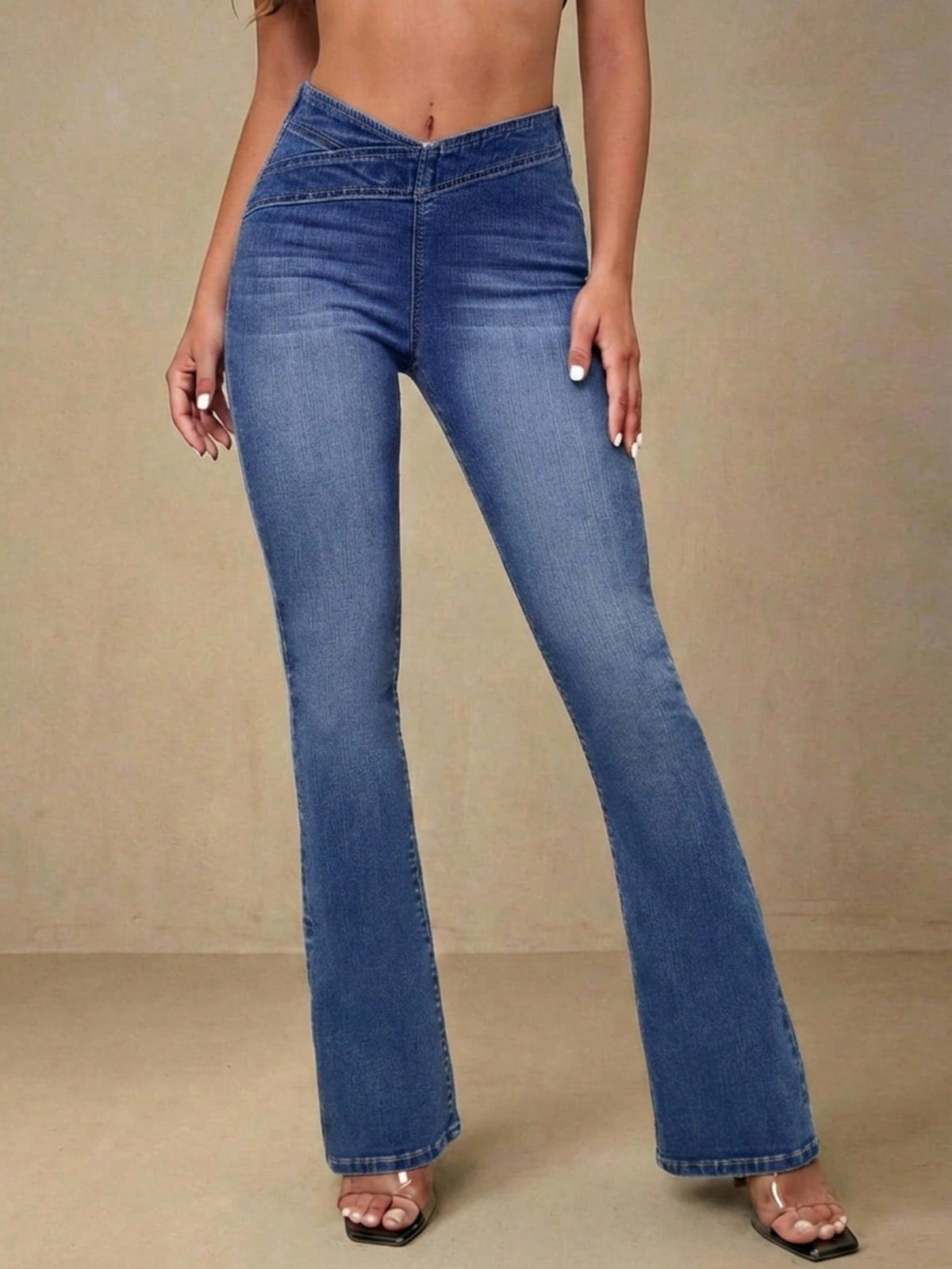 Flared jeans for women with a V-shaped waistband and stretch - mid blue