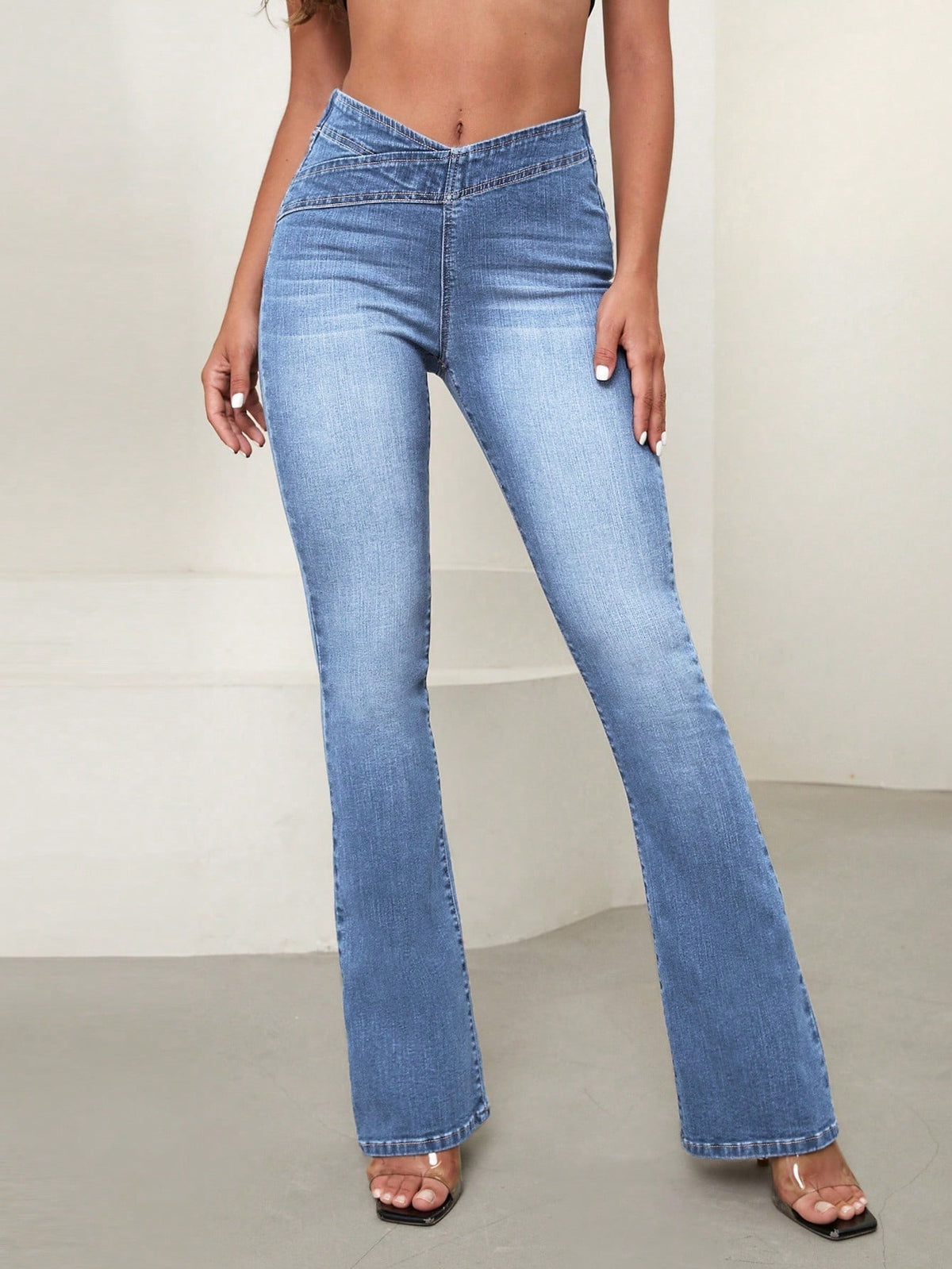Flared jeans for women with a V-shaped waistband and stretch - light blue