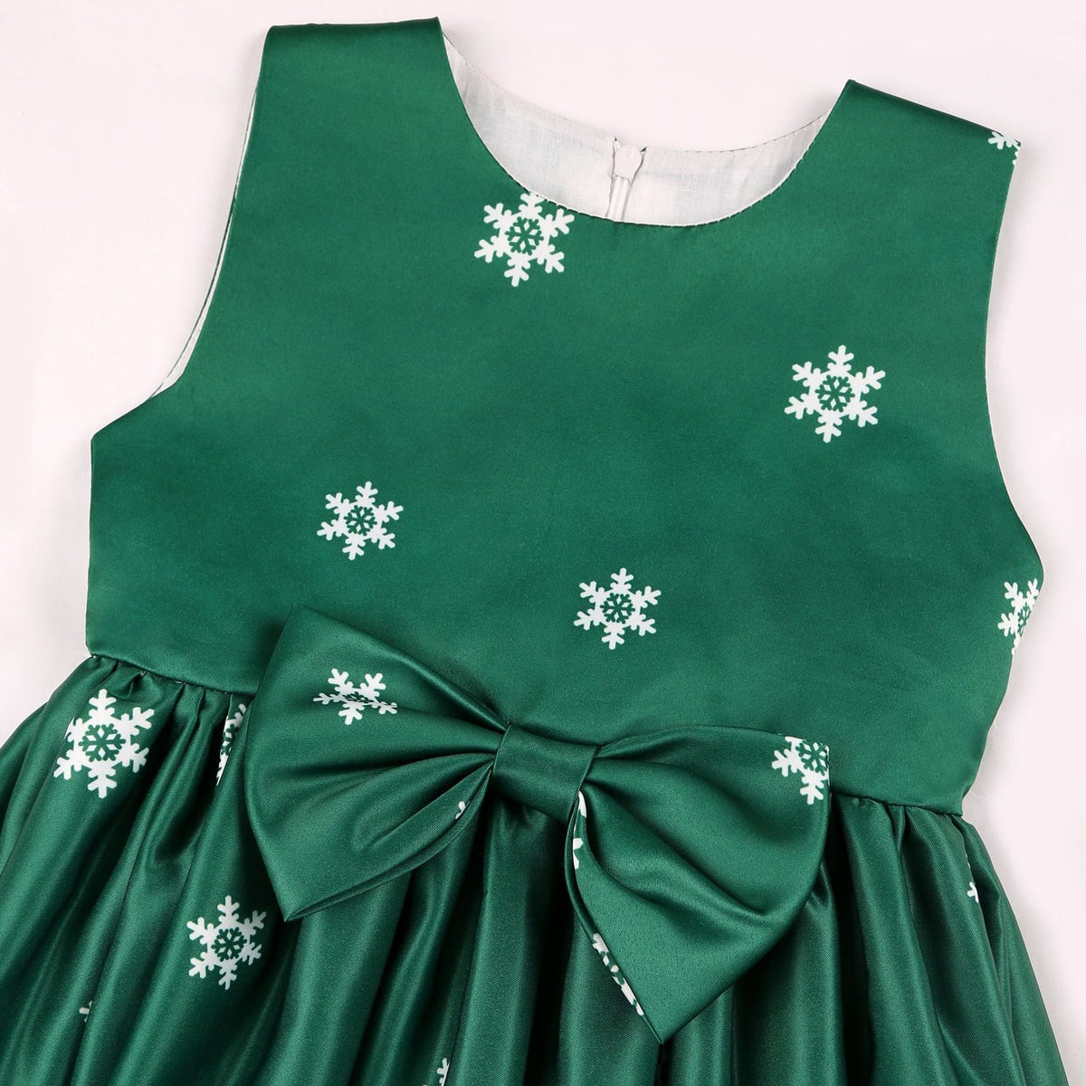 Girls' sleeveless Christmas dress with a bow and a festive print