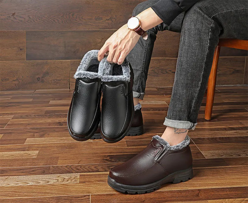 Slip-on winter shoes in a leather look with a deep faux fur collar