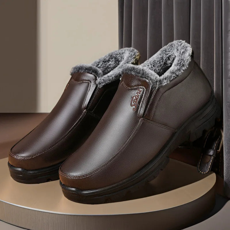 Slip-on winter shoes in a leather look with a deep faux fur collar