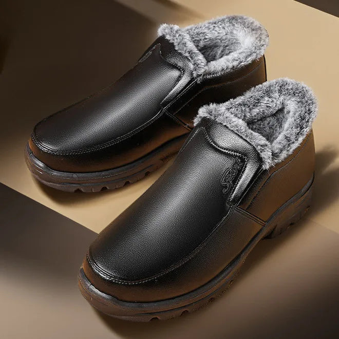 Slip-on winter shoes in a leather look with a deep faux fur collar