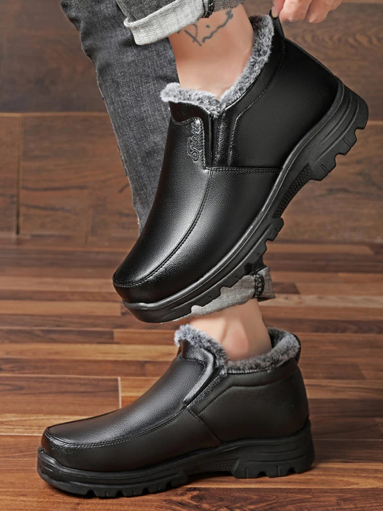 Slip-on winter shoes in a leather look with a deep faux fur collar