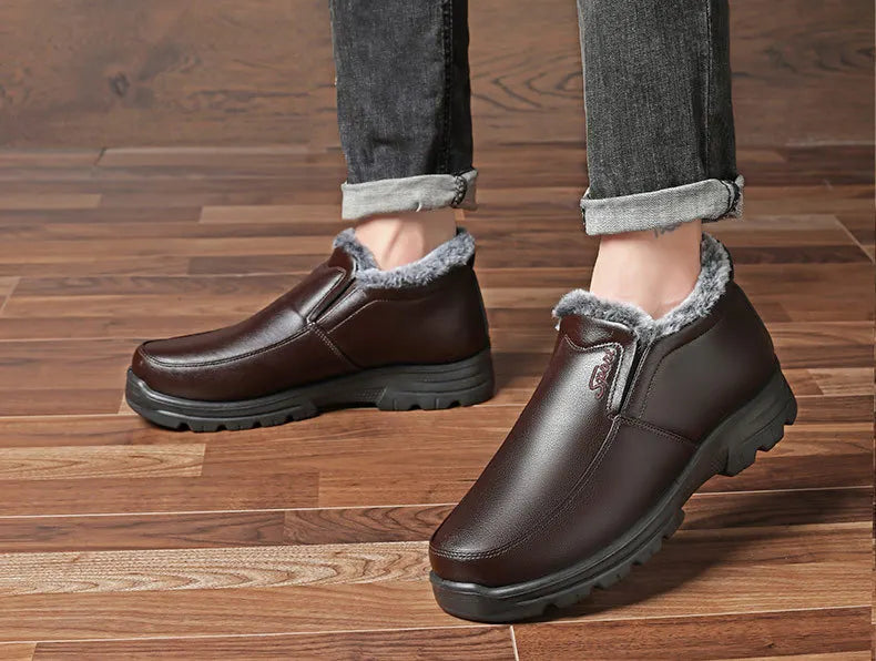 Slip-on winter shoes in a leather look with a deep faux fur collar