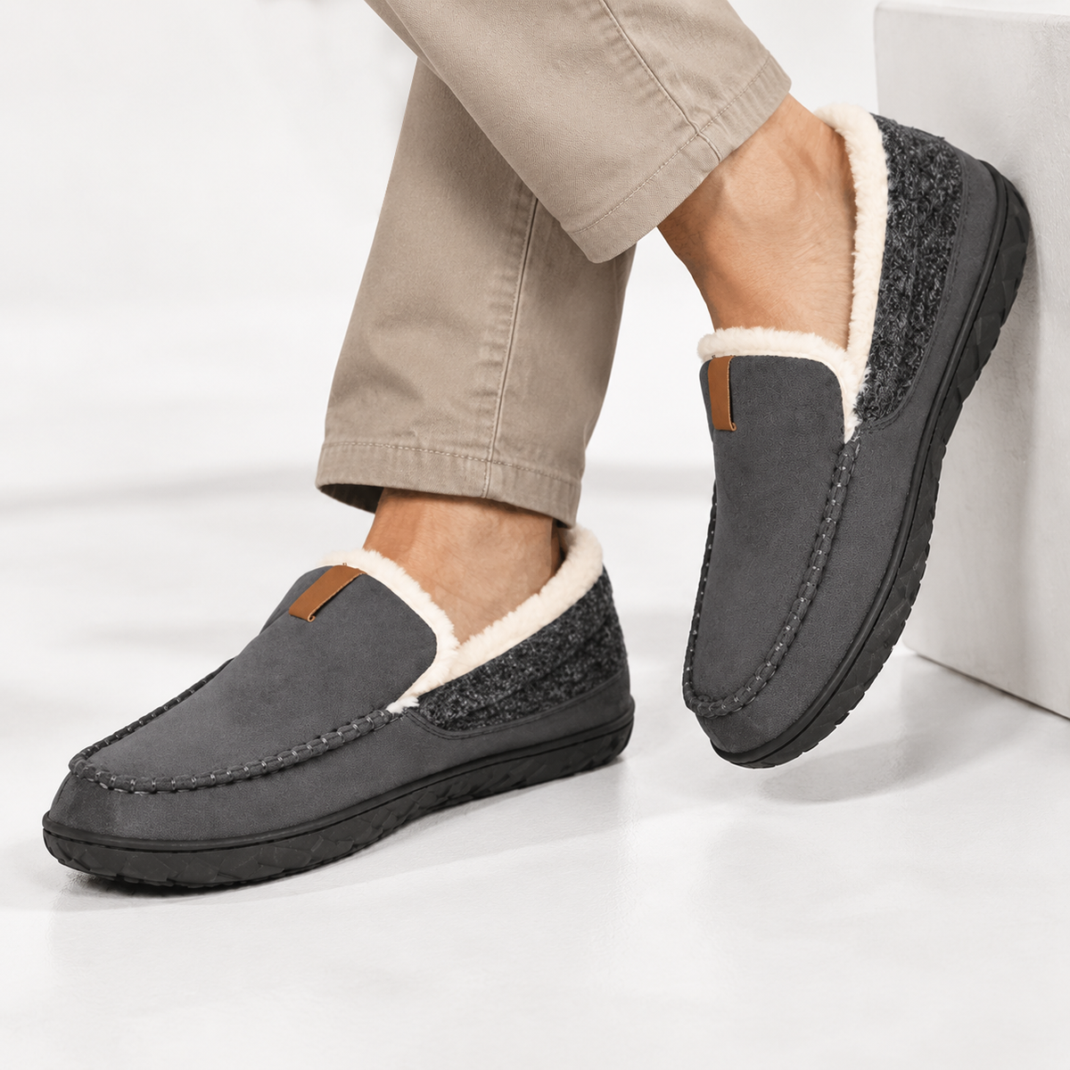 Men's moccasin slippers with a fleece lining, a knitted heel panel and a rubber sole