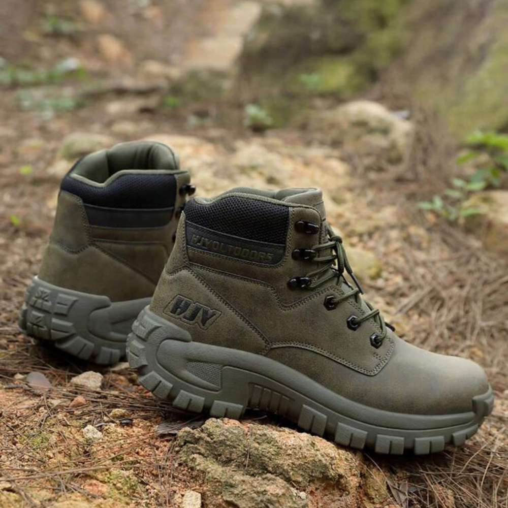 Men's high-top hiking boots with a padded collar and lug sole
