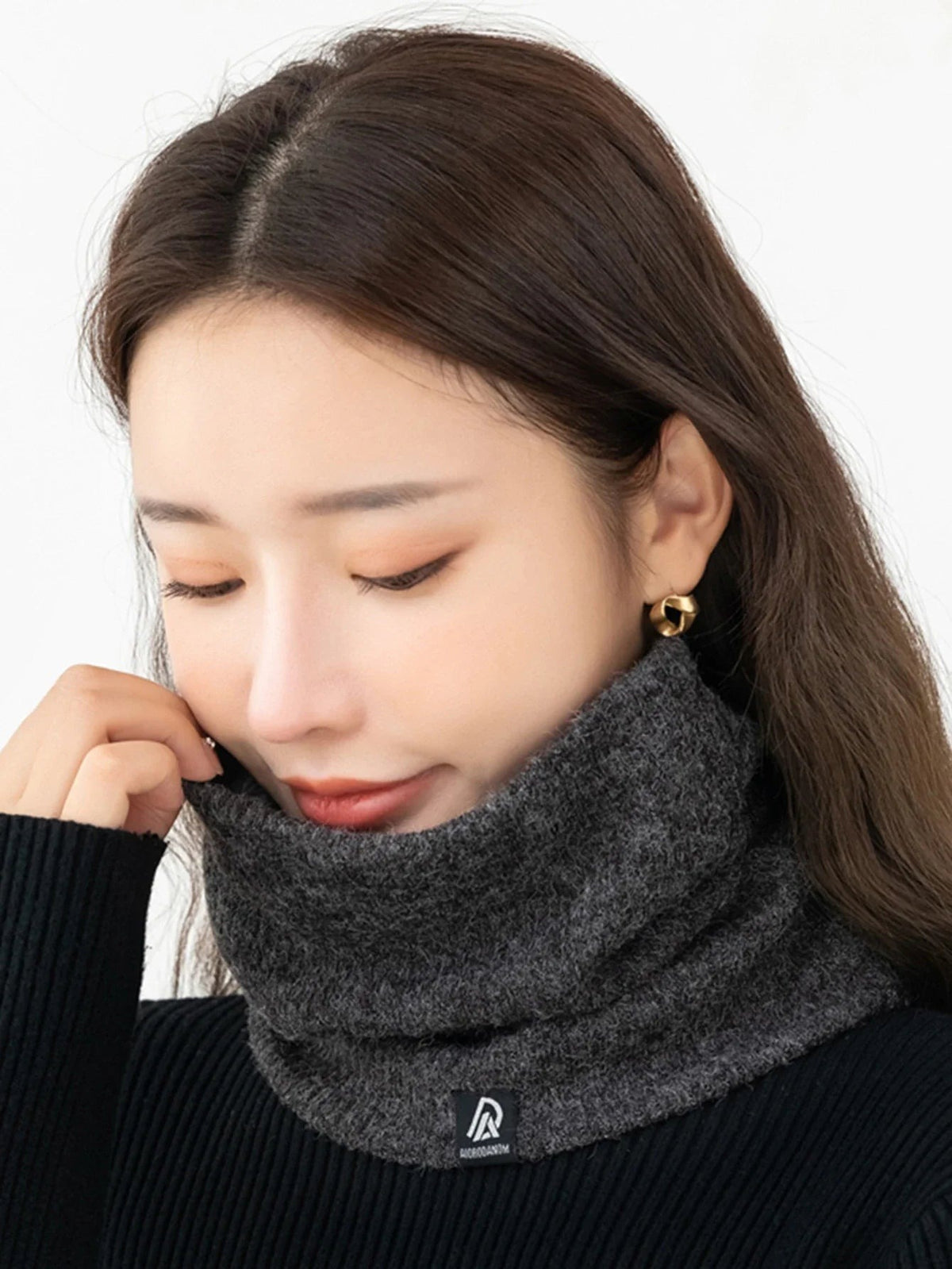 Knitted neck warmer with plush lining and a small woven label