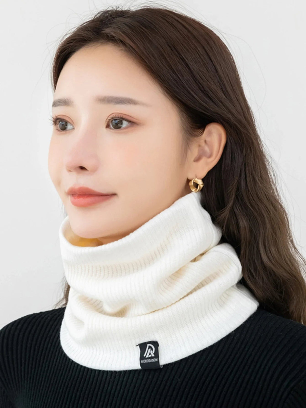 Knitted neck warmer with plush lining and a small woven label