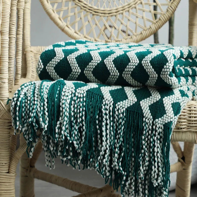 Knitted throw with a zigzag pattern and long tassels - dark green