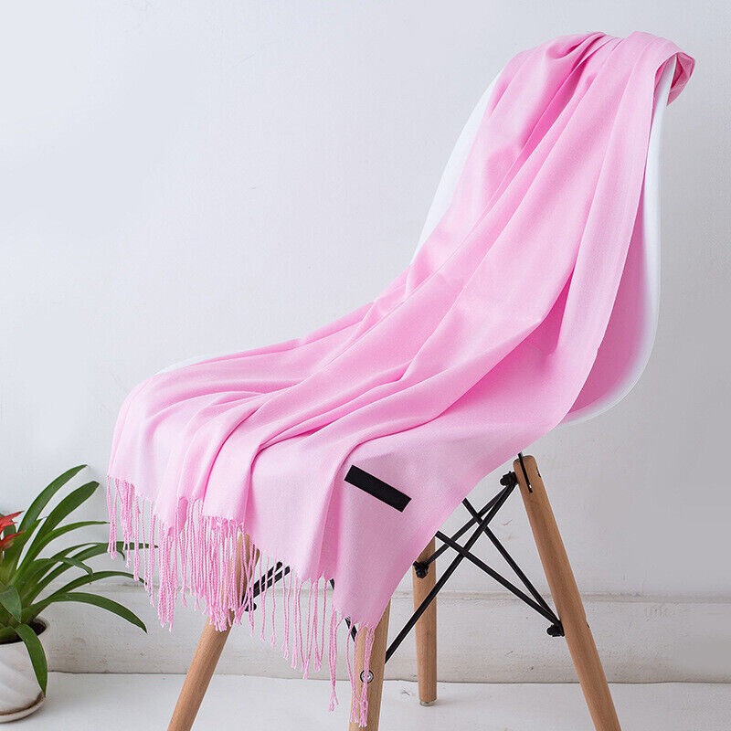 Women's large plain scarf in a soft weave with a short fringe - light pink