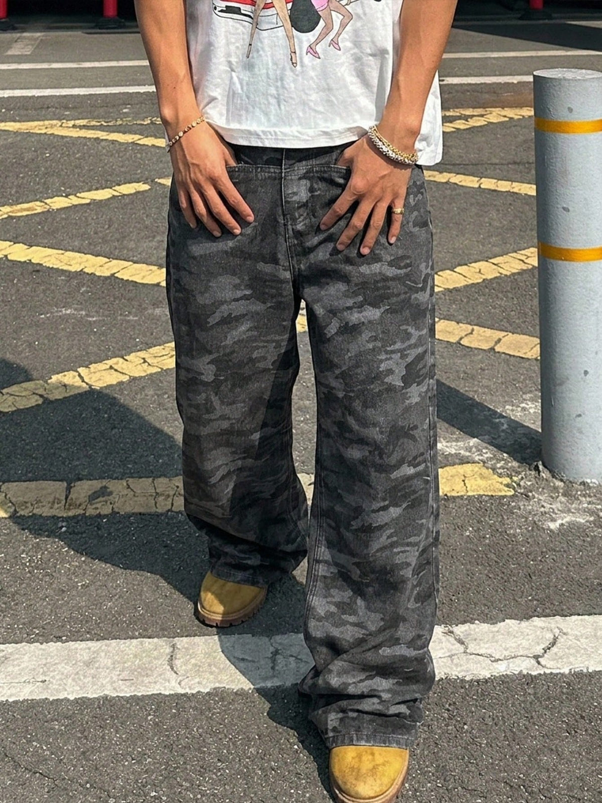 Baggy camo jeans for men with a wide straight leg, five pockets and a zip fly - view 10