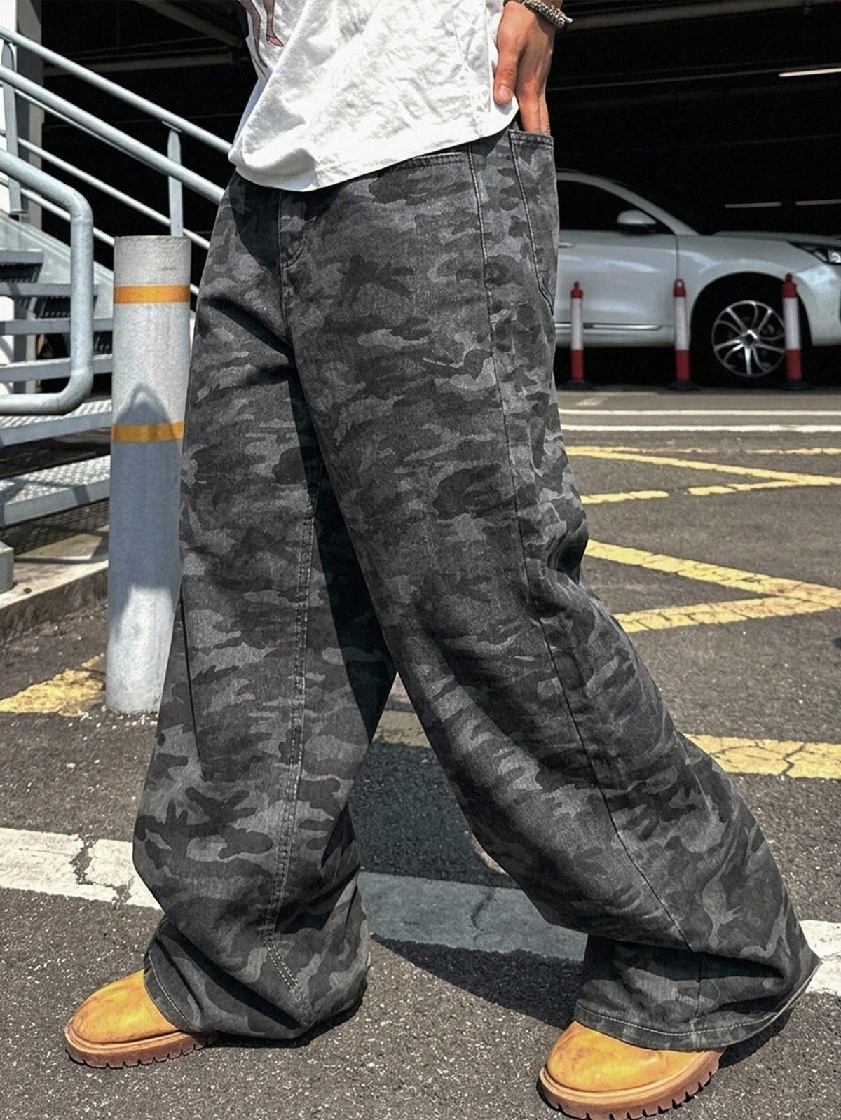 Baggy camo jeans for men with a wide straight leg, five pockets and a zip fly - view 11